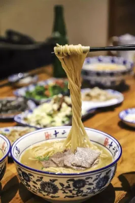  Zhongwei Hand-Pulled Noodles: Enticing Umami Flavor Meets the Delightful Chewiness of Perfectly Cooked Dough?